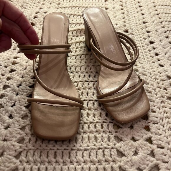 No Brand Tan Colored Strappy 3 1/4" Block Heel Sandals Size 39 - 8.5 - Picture 2 of 8